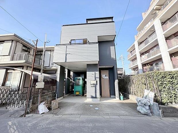 整然とした街並みに調和する、スマートな佇まい 