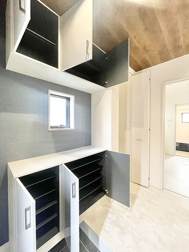 家族の履物が全部しまえる、ワイドな玄関収納。 