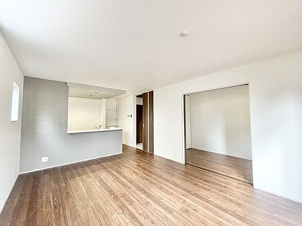 ご家族みんながゆったりくつろげる広々リビング。 