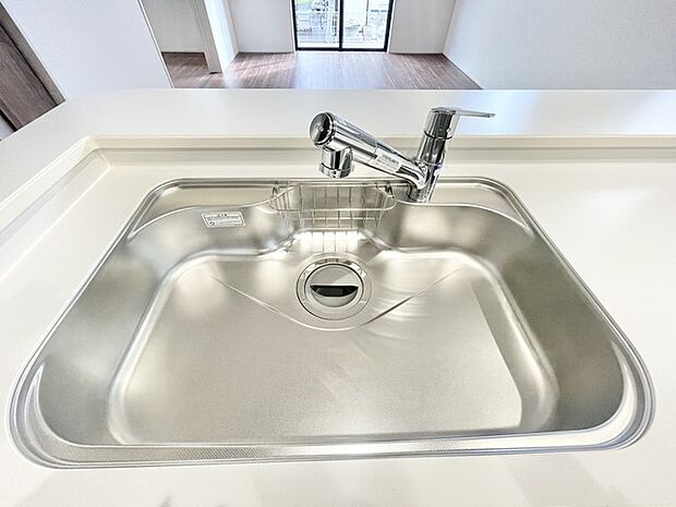 照り返しが眩しいシンク付きのキッチンで、楽しくお料理しませんか。 