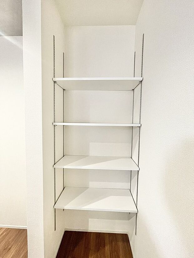キッチンの脇に、この収納があるだけで、キッチン動線が変わりますね。 