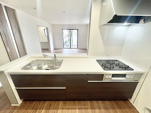 吊戸棚で視界を遮らず、パノラマ感を重視したタイプのキッチンスペース。 