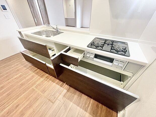 収納たっぷり。調理器具や調味料も出し入れしやすいですね。 