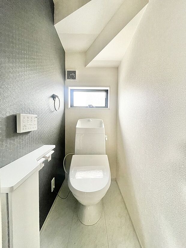 もちろんウォシュレット機能付き。憩いの場としてひそかに注目度の高いお手洗いにもご注目ください。 