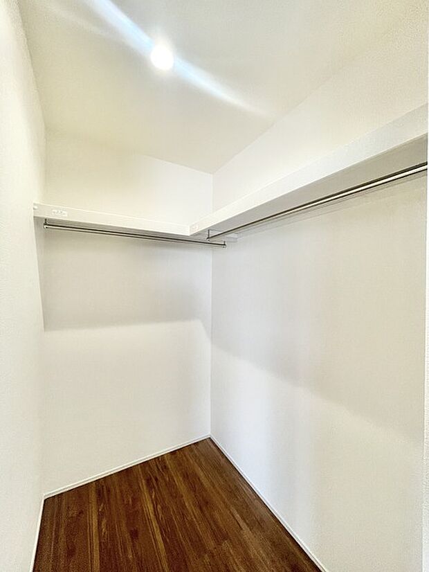 お絵かき、工作、自由研究。お子様の思い出もたっぷり収められる大型収納。 