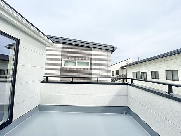 ゆとりの広さを確保したバルコニー。お布団を干すのも、この広さならラクラク。 