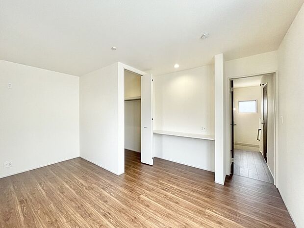 大きめのベッドを置いても、まだゆとりが持てる大きさ。8.5帖の主寝室。 