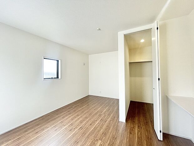 部屋ごとに設けた収納は、住みやすさへのこだわり。 主寝室にはカウンターもございます。