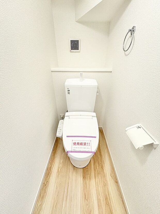注目度の高いお手洗い。ちゃんとウォシュレット機能ついてます。