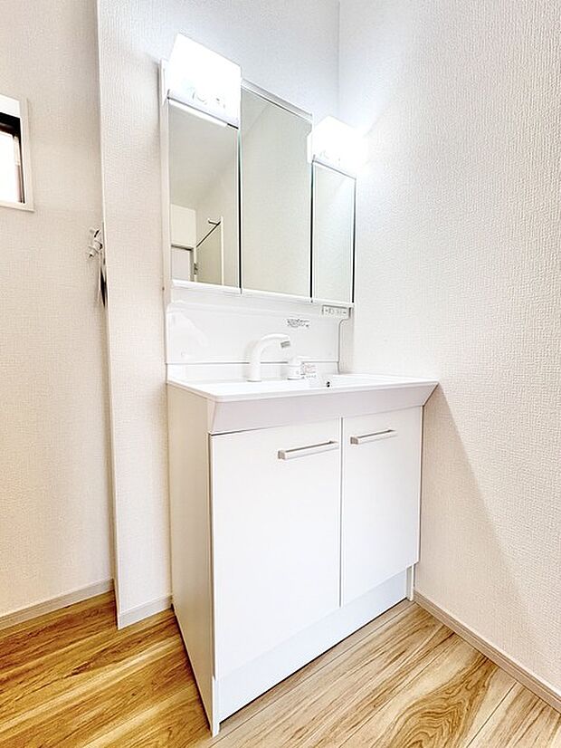 洗面化粧台は清潔感の漂うホワイトをベースカラーに、シンプルなデザインで。 