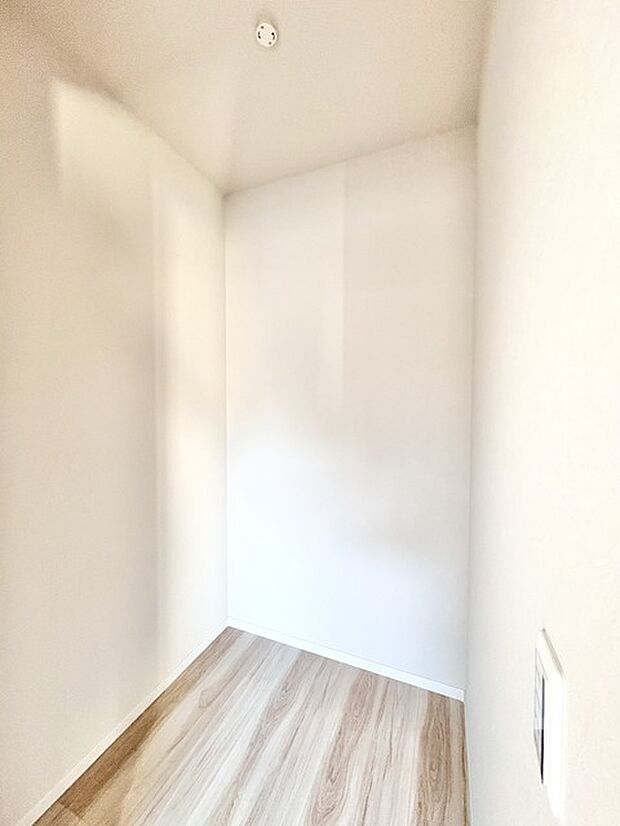 お絵かき、工作、自由研究。お子様の思い出もたっぷり収められる大型収納。