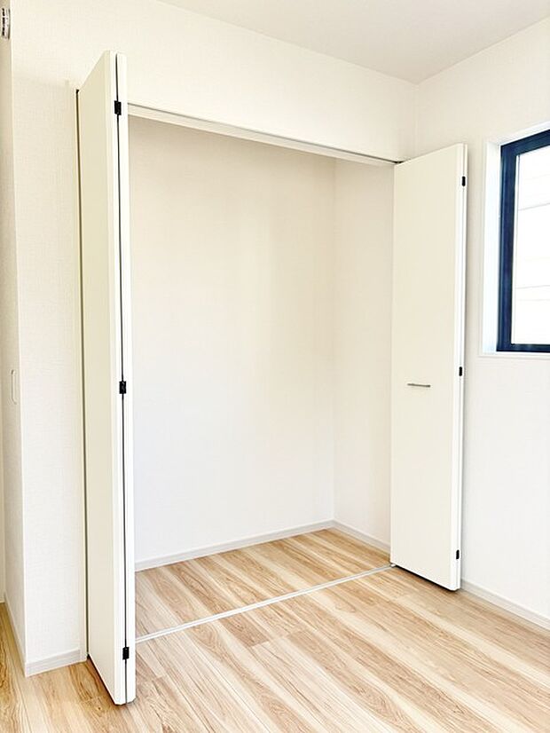 お絵かき、工作、自由研究。お子様の思い出もたっぷり収められる大型収納。