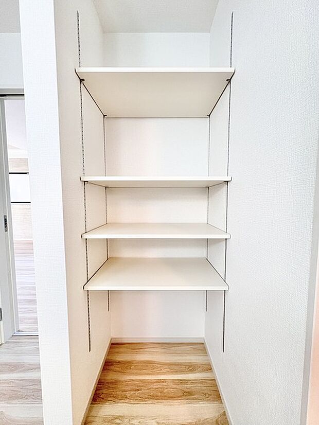 お絵かき、工作、自由研究。お子様の思い出もたっぷり収められる大型収納。