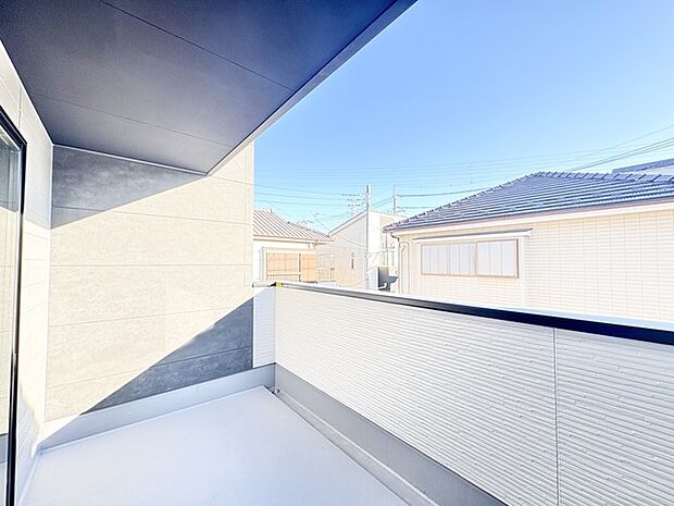 南側に面したワイドな幅のバルコニー、カラッと洗濯物が乾きそう。