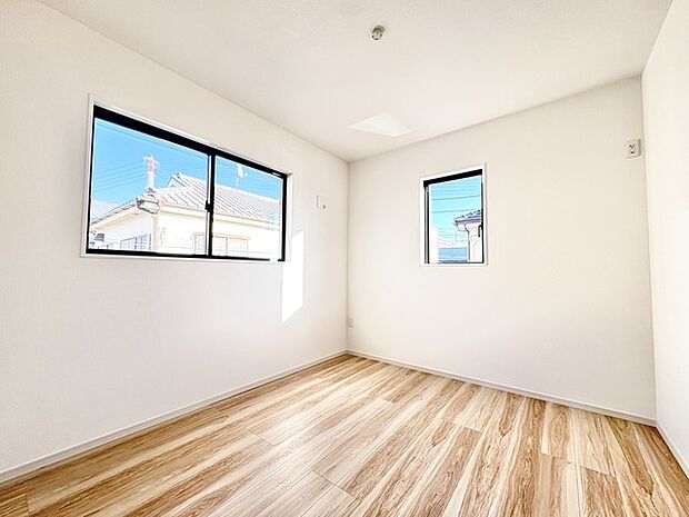 濃いめの木目調が、白い壁紙にマッチして木の暖かさを演出してます。