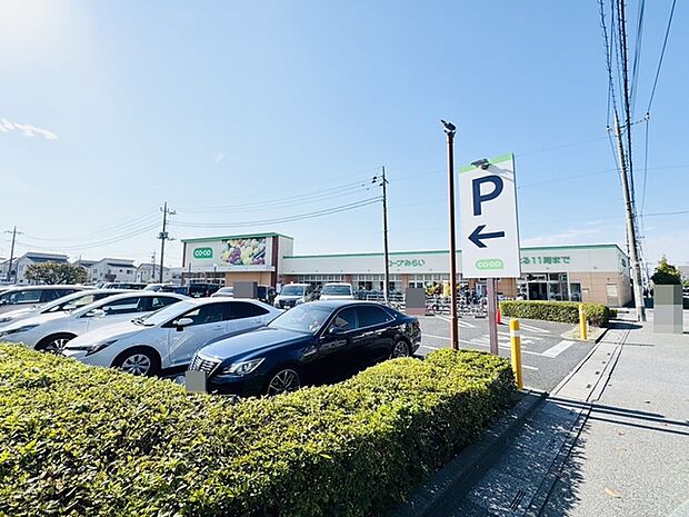 スーパーがほぼ目の前にございます。