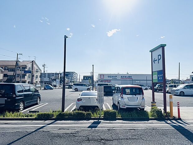 ドラッグストアも近くにございます。