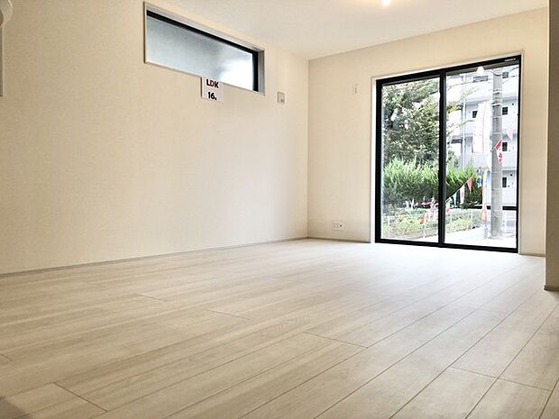 南側に大きな窓を配置、明るいリビングが出来ました。 