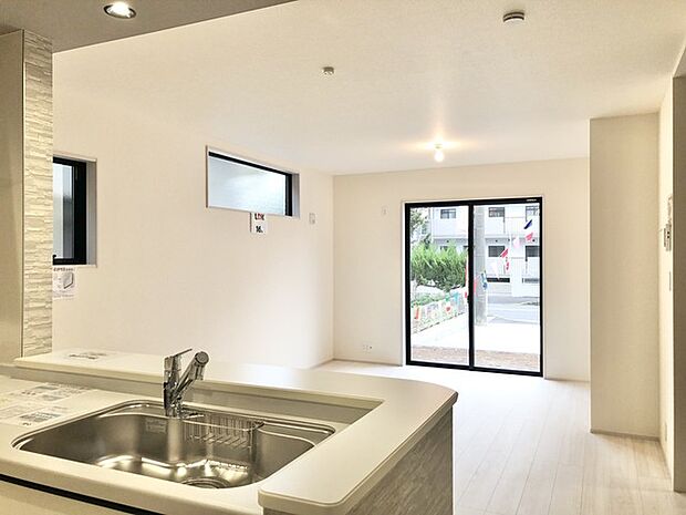 カウンターからはリビングが広く見渡せ、ご家族とのコミュニケーションも弾みます。