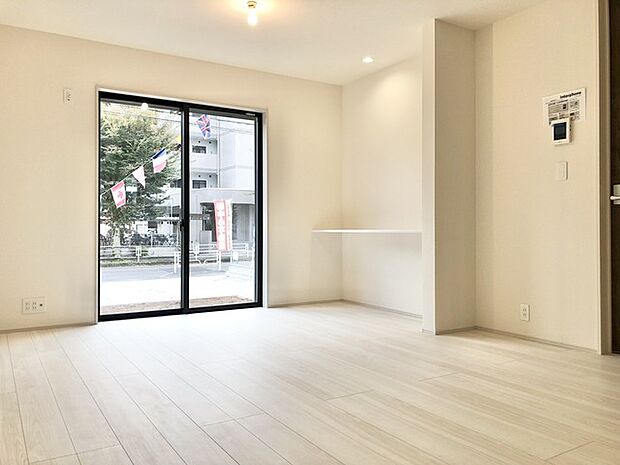 ナチュラルウッドの色合いが、室内にあたたかな雰囲気を運びます。