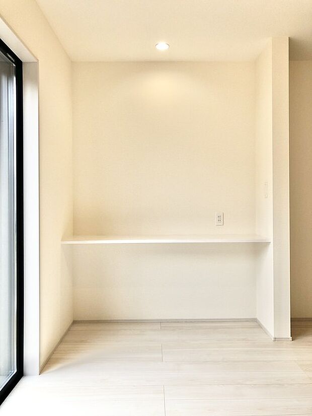 勉強や宿題をリビングでやりやすい動線設計。本棚にも応用可能なカウンター付き。 