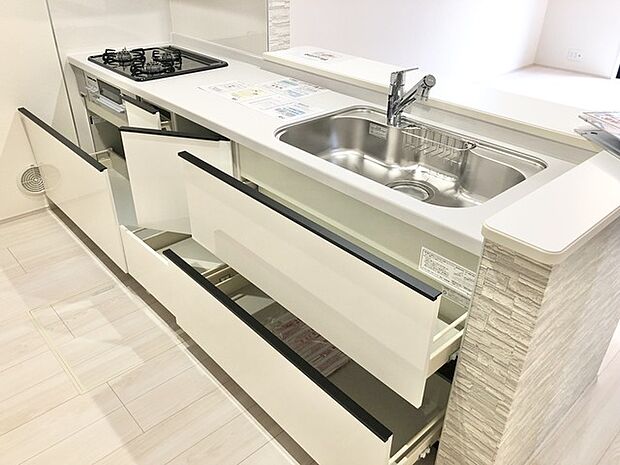 スライド収納付きシステムキッチン。お鍋類の出し入れもスムーズ。 