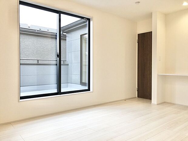 便利なカウンター付きの寝室。