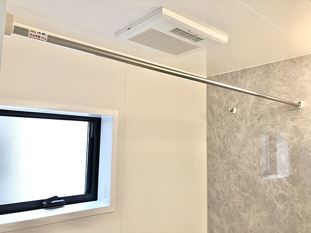 空気もこもらず、いつもクリーンな浴室乾燥機付。 