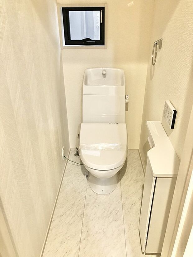 トイレのような小スペースだからこそ、ちょっとした収納が嬉しいポイント。もちろんウォシュレット機能付きです。