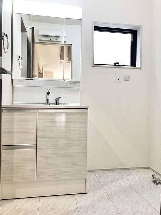 三面鏡を採用した洗面化粧台。鏡の裏にも収納スペースがあります。 