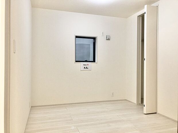 リビング脇の部屋は書斎にもおすすめ。