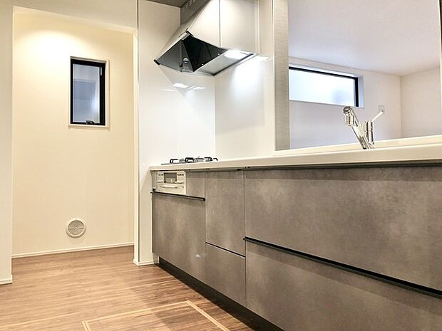 料理をしながらでも、ご家族との会話を楽しめる対面キッチン。 