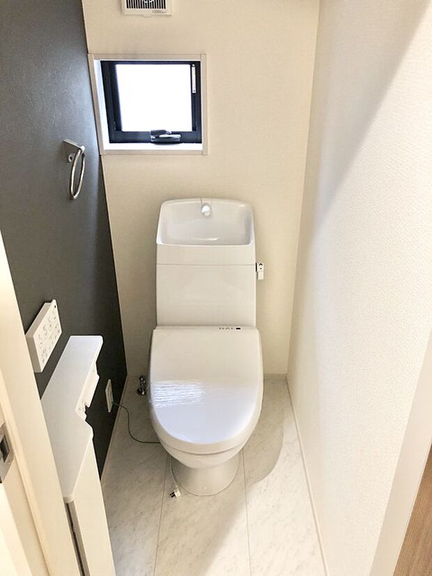 お掃除らくらく。便座脇の操作盤をなくした、リモコンタイプのお手洗い。 