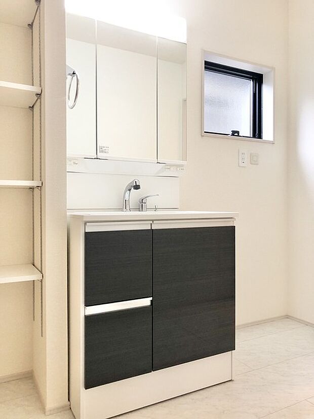 三面鏡にハンドシャワー付き、 使いやすい洗面台。 