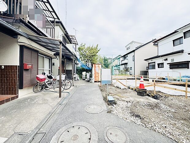 幅員の狭い道ですが、車通りの少ない住宅街に立地してます。