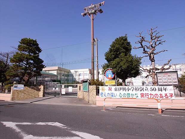 足立区立東伊興小学校(160m)