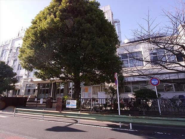 足立区立伊興中学校(720m)