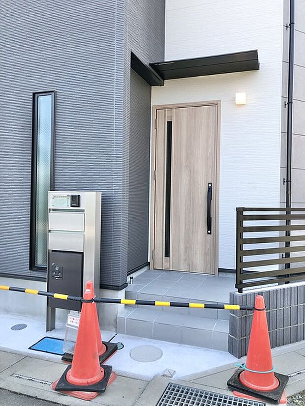 アプローチからの玄関がおしゃれな住宅。出発も帰宅も楽しみになるかも。