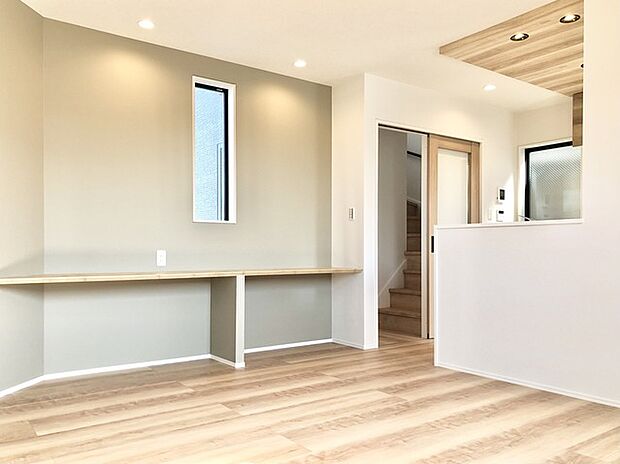 勉強や宿題をリビングでやりやすい動線設計。本棚にも応用可能なカウンター付き。