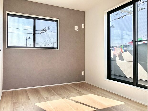 ベースカラーと異なった配色の壁紙を使用。ちょっとお部屋の雰囲気が変わります。