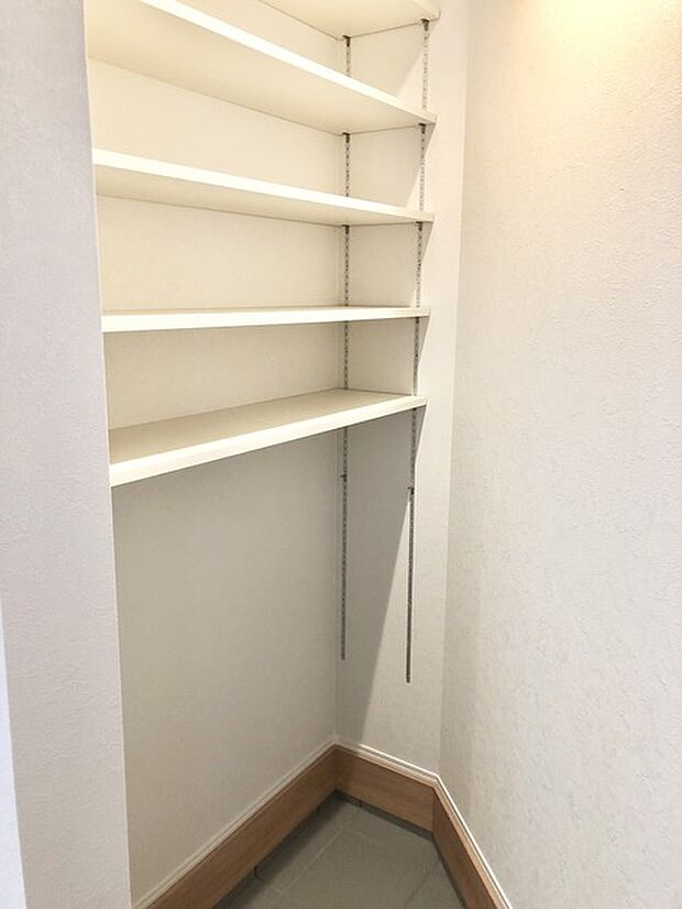 玄関脇の土間収納