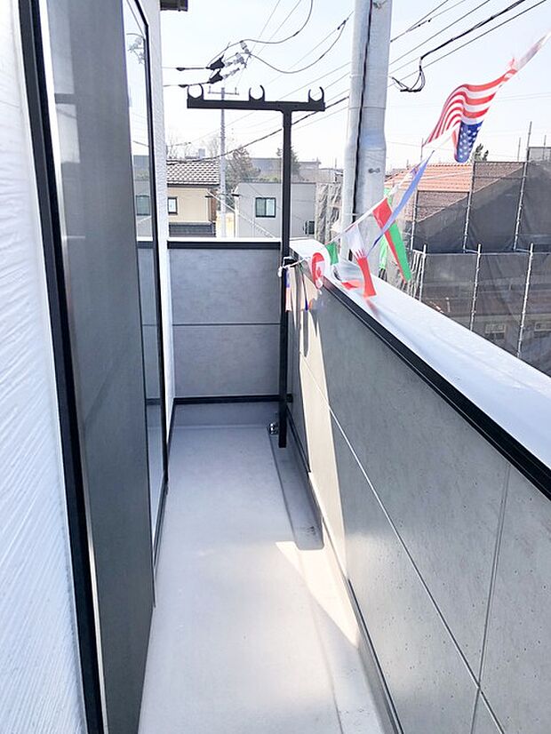 3階にもバルコニー。辺りの屋根を見下ろすパノラマ。