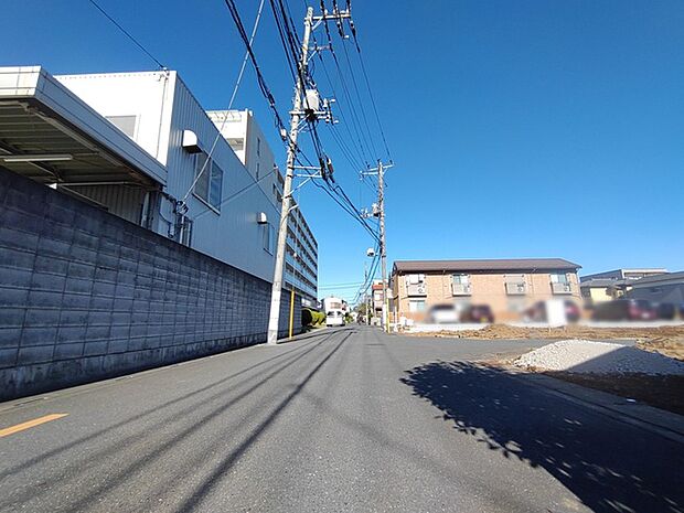 分譲地前面のゆったりとした道路