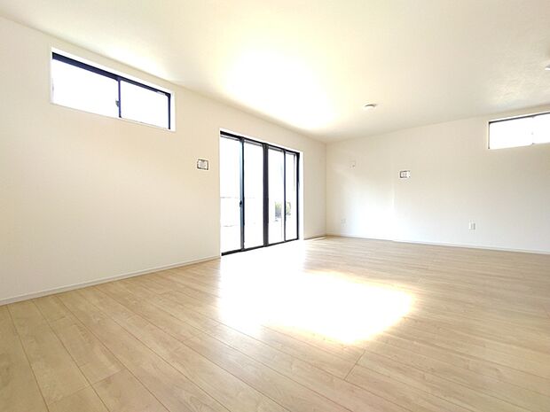 広々とした空間に、明るい日差しが心地よく広がる。