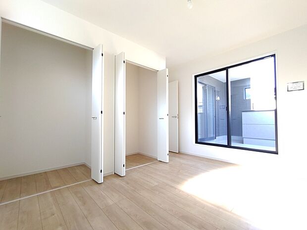 たっぷりの収納が嬉しい寝室