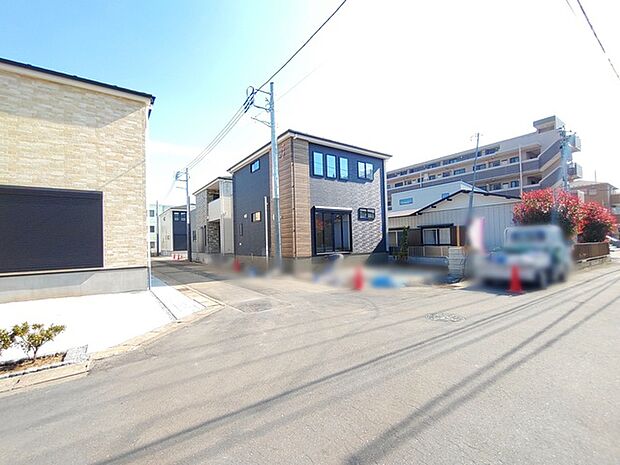 前面道路の広い、開放感ある角地です