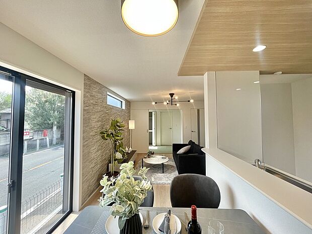 温かみのある素材と洗練されたデザインが調和する、心地よい空間。