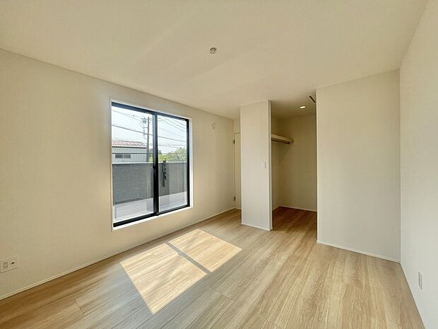 温もりある光が床に広がる、穏やかな空間。