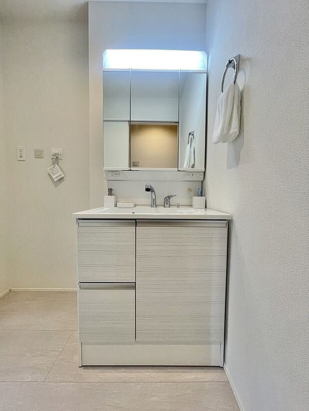 洗練されたデザインが、毎日の身支度を心地よい時間に変えます。