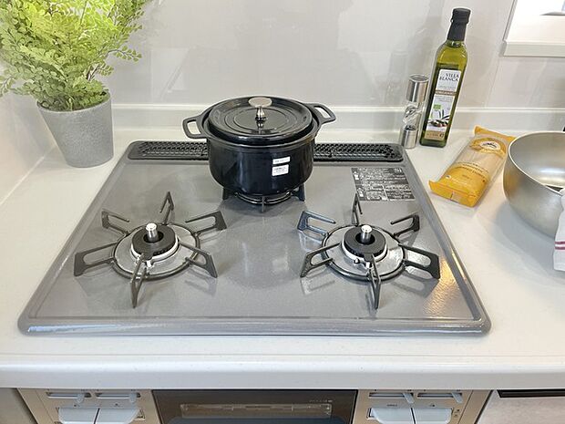 温かな食卓を彩る、調理のしやすさを感じるキッチン。